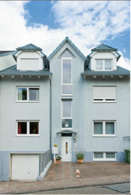 Vorderansicht von unserem Ferienhaus. Hier drfen Sie sich wohl fhlen. Besuchen Sie uns in Waghusel Kirrlach. Unweit von Wiesental, Hambrcken, Reilingen, St. Leon, Kronau, Oberhausen, Philippsburg.