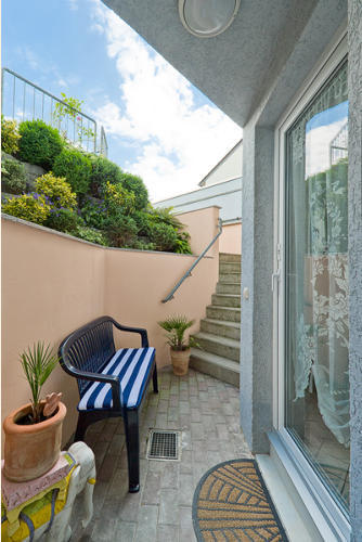 Terrasse fr unsere Raucher. Zugang zur Kche und zum Wohnzimmer.