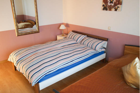 Schlafzimmer mit zwei franzsischen Betten. Kleiederschrank und Spiegel runden die Ausstattung ab.