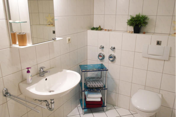 Bad mit Badewanne, Duschwand, WC und Waschbecken. Sehr hochwertige und zeitlose Ausfhrung.