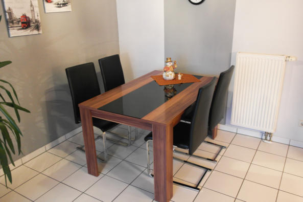 Esszimmer mit Tisch und 4 Sthlen.