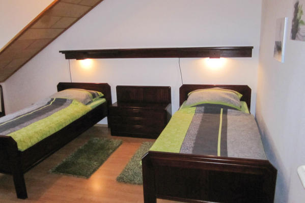 Gerumiges Doppelzimmer mit Einzelbetten. Mit verschiebbaren Leseleuchten ber Ihren Betten.
