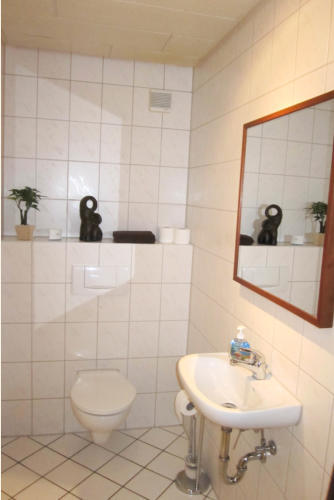 Unser Gste WC mit Waschbecken, Spiegel und Hnge WC